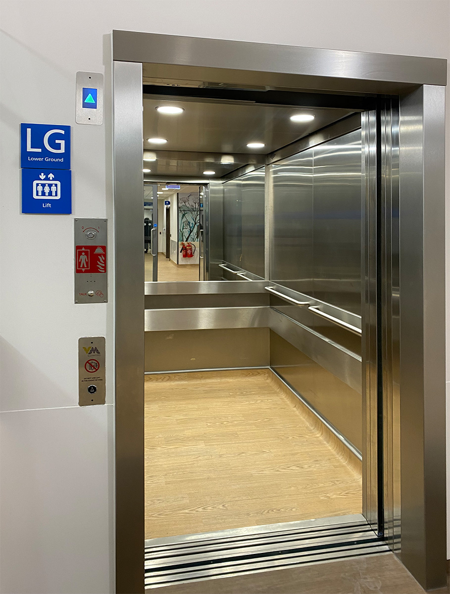 Ascensor donde se ha instalado la solución para evacuación de emergencia para ascensores.