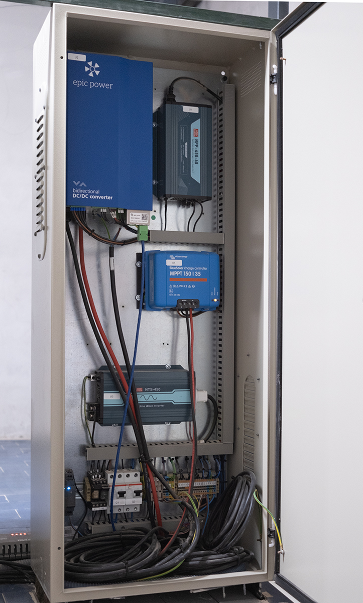 Armario con componentes del sistema de alimentación solar monofásico para ascensores de epic power P2S