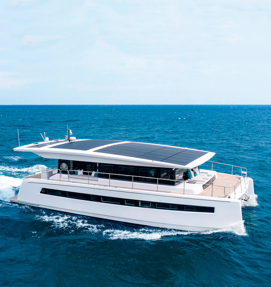 Yate eléctrico solar navegando con paneles solares y convertidores bidireccionales dc dc de epic power