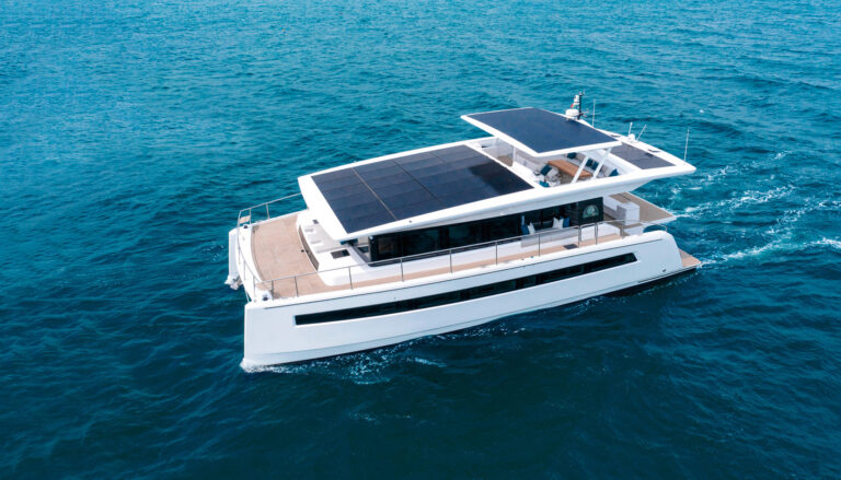 Vista aérea de yate 100% eléctrico con paneles solares y convertidores bidireccionales dc dc de epic power