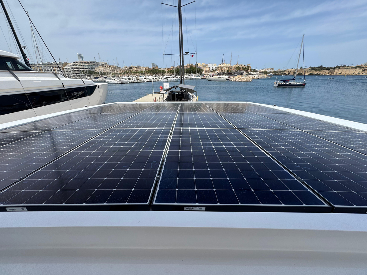 Paneles solares en el techo del yate eléctrico solar con convertidores bidireccionales DC/DC de epic power