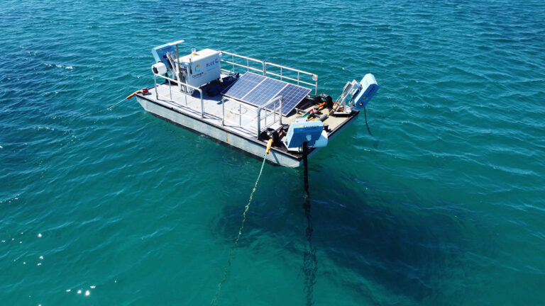 Carnegiece Moorepower embarcación que genera energía desde las olas del mar y la almacena con un convertidor dc/dc de epic power