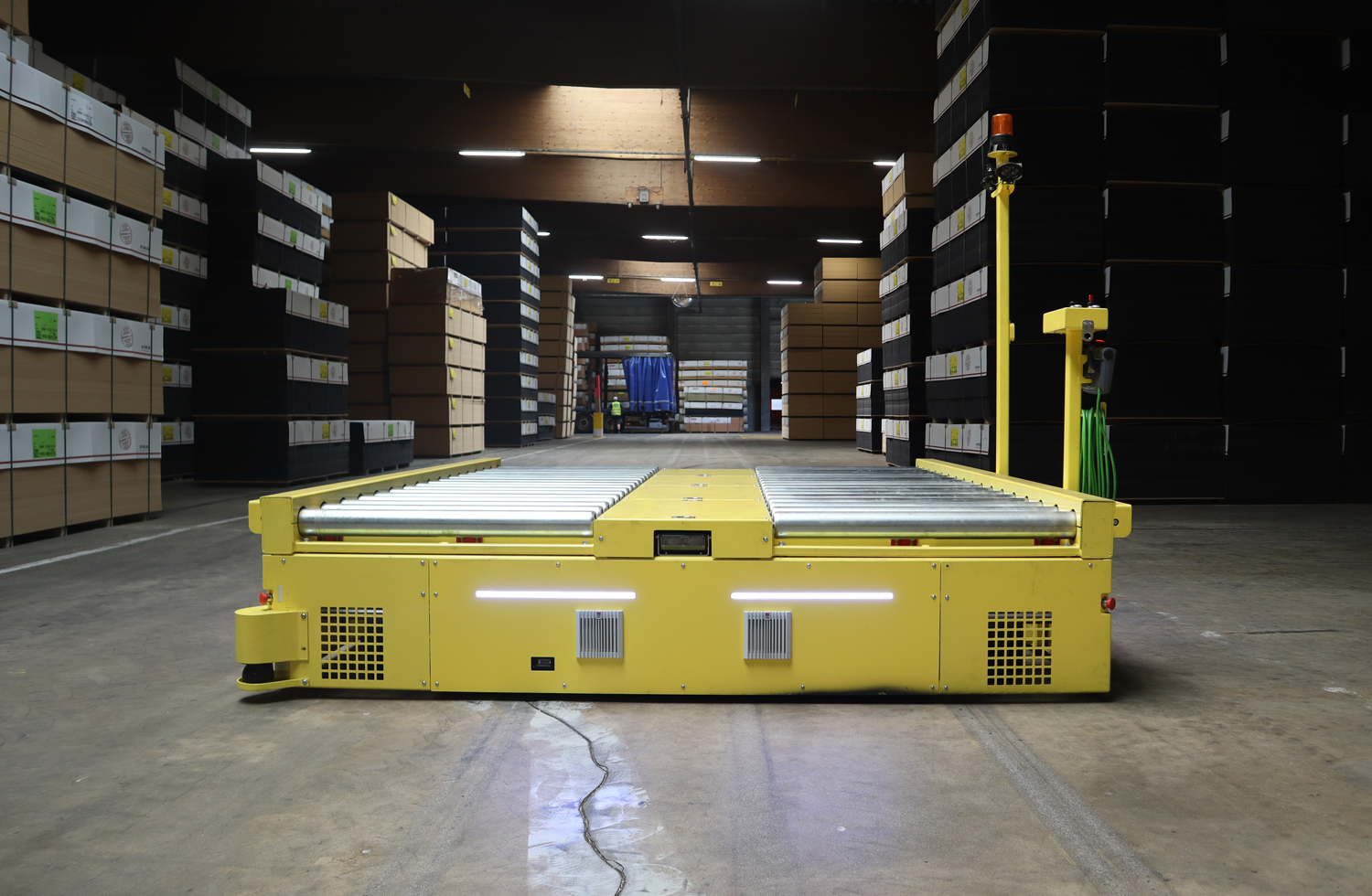 AGV equipado con convertidor bidireccional dc/dc de epic power